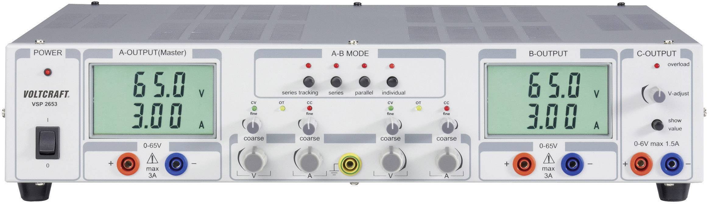 Un alimentatore con due display digitali mostra '6.5 V' e '3.00 A'. Comandi per tensione e corrente sotto i display.
