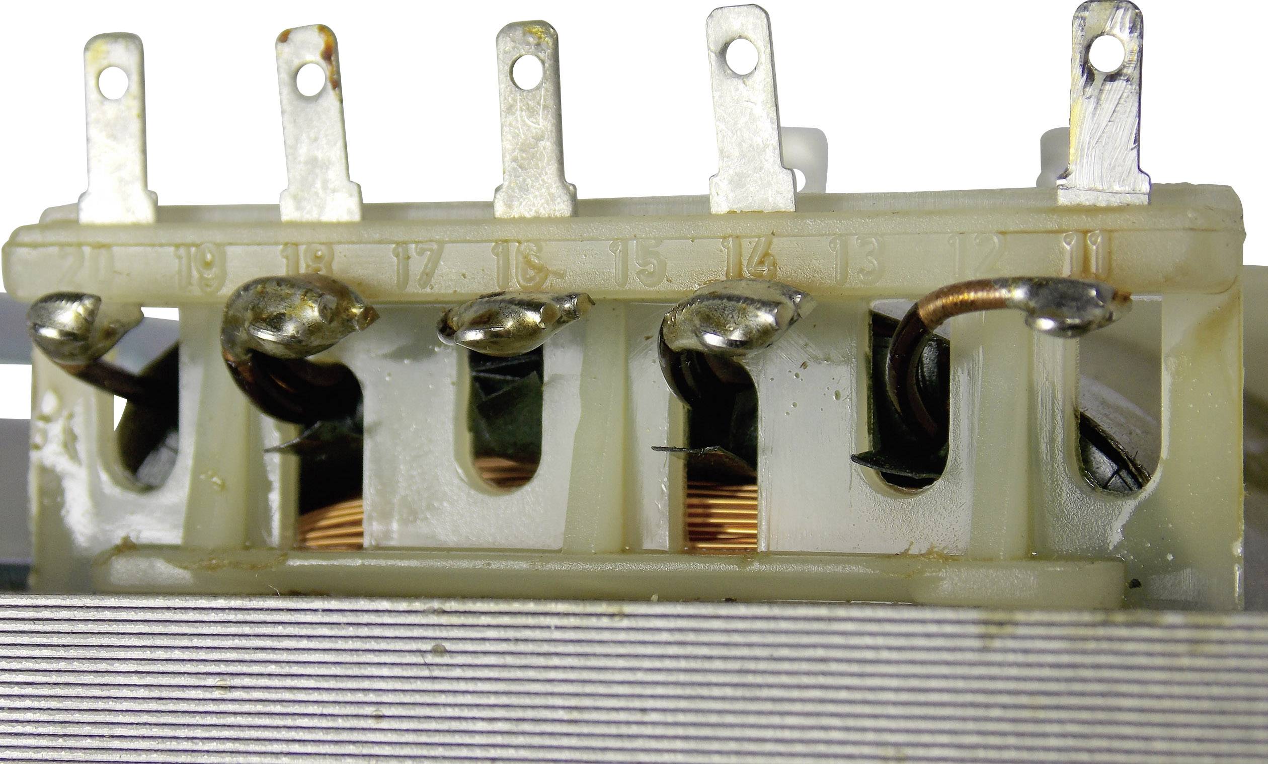 Primo piano di un connettore elettrico con più terminali metallici e bobine di rame alloggiati in un involucro di plastica.