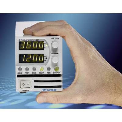 Una mano tiene un piccolo dispositivo digitale per misurare tensione e corrente. Il display mostra '36,00' volt e '12,00' ampere.