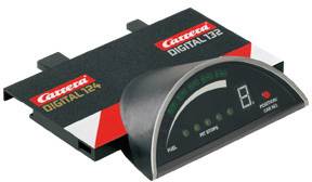 Timer digitale per auto slot Carrera con display LED e scritta 'DIGITAL 132'. Il display mostra il giro corrente e lo stato del carburante.