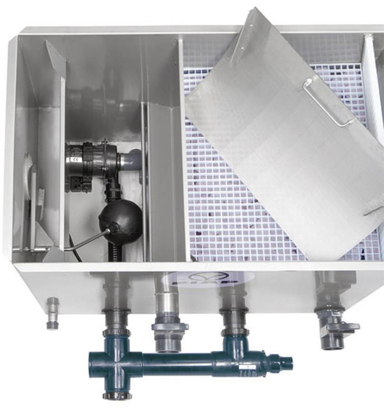 Contenitore metallico con più camere, dotato di valvola, pompa e coperchio a griglia rimovibile.