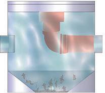 Un grafico mostra una sezione trasversale di un sistema fognario con tubi e depositi di sedimenti sul fondo.