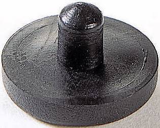 Un tappo nero circolare in plastica con un perno sporgente al centro, utilizzato per chiudere aperture.