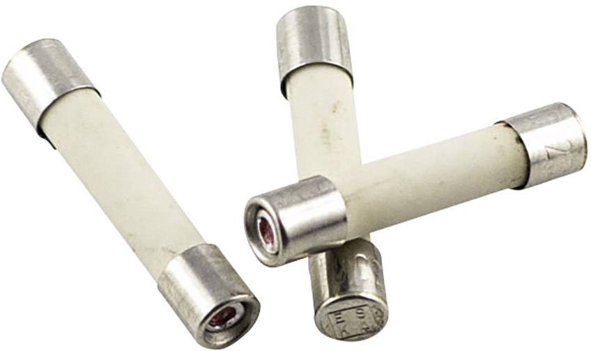 Tre fusibili a tubo bianchi con estremità argentate su sfondo bianco. Sono disposti in modo diverso e mostrano i loro cappucci metallici.
