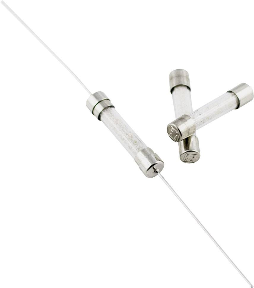Tre fusibili cilindrici in vetro con cappucci metallici, adagiati su sfondo bianco.