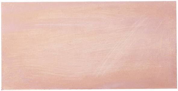 Un dipinto rettangolare, rosa chiaro con pennellate delicate.