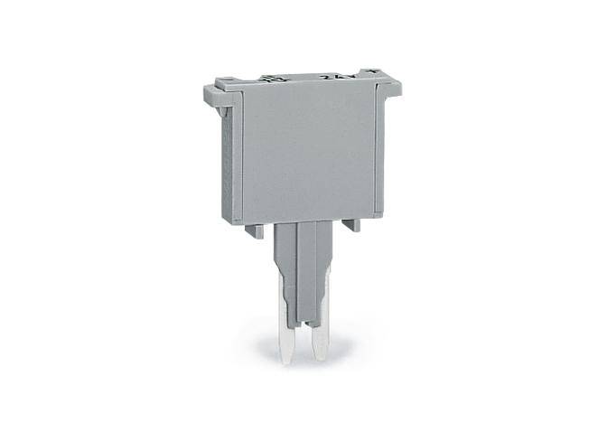 Un blocco separatore DIN grigio, adatto per impianti elettrici, mostra due morsetti di connessione sul lato inferiore.