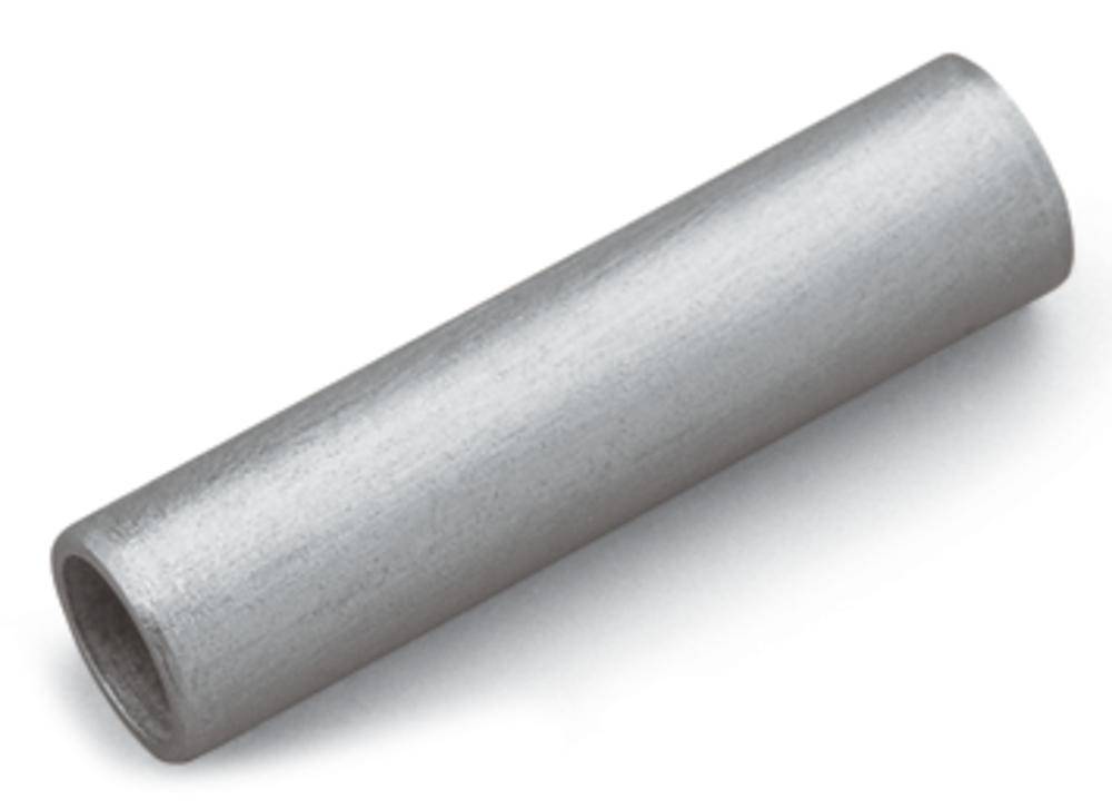 Tubo metallico, cilindrico e lucente di colore argento, giacente diagonalmente su sfondo bianco.