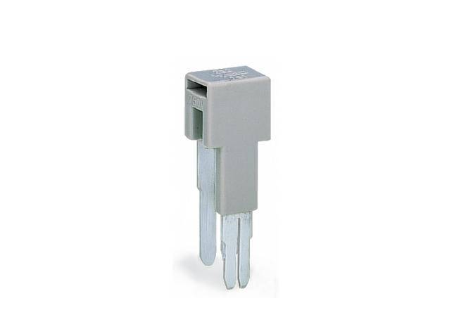 Un involucro grigio per fusibili piatti con due spinotti metallici, comunemente utilizzato in elettronica o automobili.