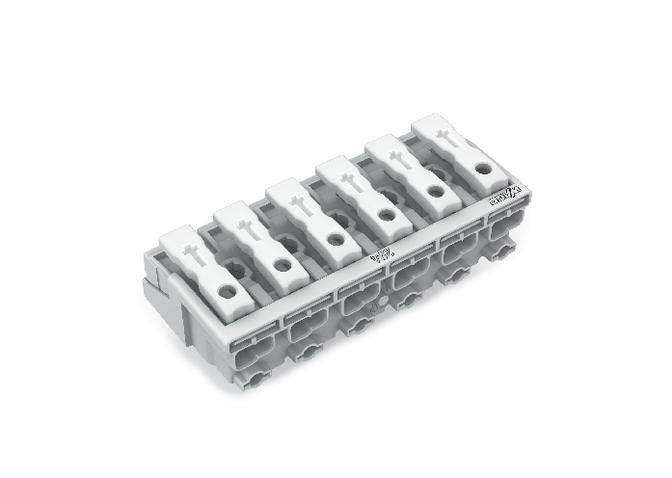 Un connettore grigio a sei poli per linee elettriche, ripreso da una prospettiva elevata su sfondo bianco.