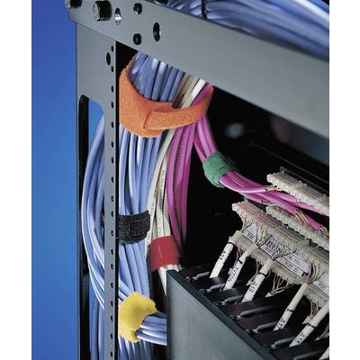 Cablaggio di rete in un armadio rack, fissato con fascette stringicavo di diversi colori, mostra un'disposizione dei cavi ordinata e strutturata.