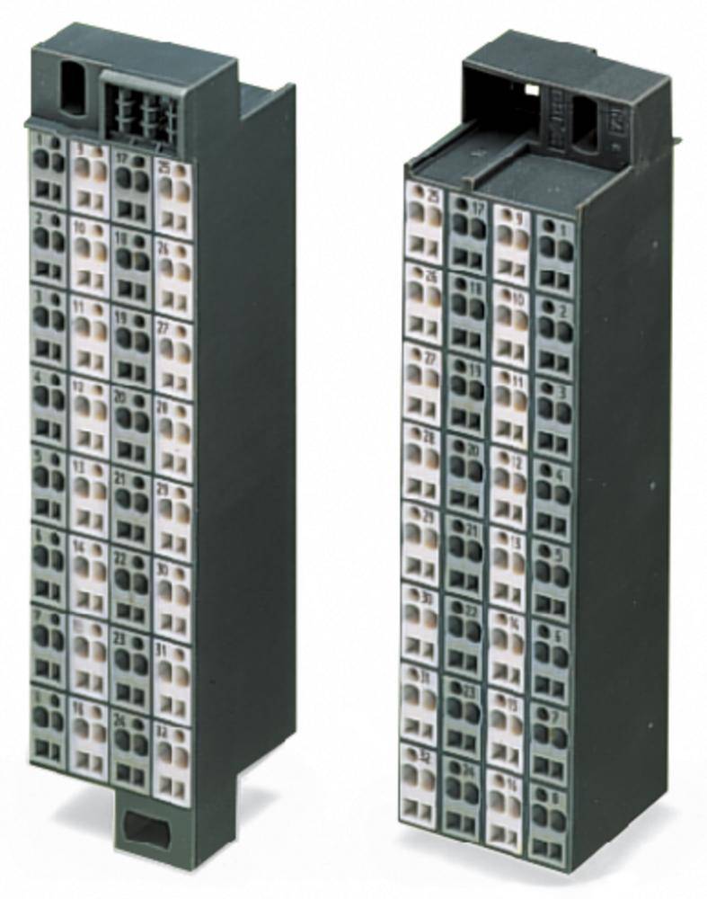 Due moduli elettronici neri con numerose porte di connessione, orientati verticalmente, su sfondo bianco.