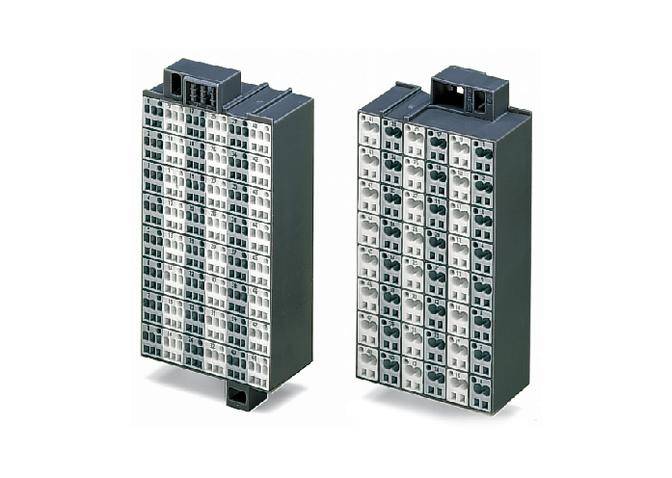 Due moduli relay elettromeccanici grigi con morsetti multipli, idonei all'impiego industriale in sistemi di controllo.