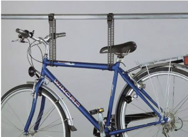 Una bicicletta blu è appesa a due ganci verticali su un'asta metallica.