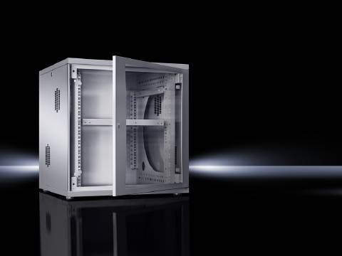 Un armadio server argentato e vuoto con la porta aperta è posizionato su uno sfondo nero lucido.