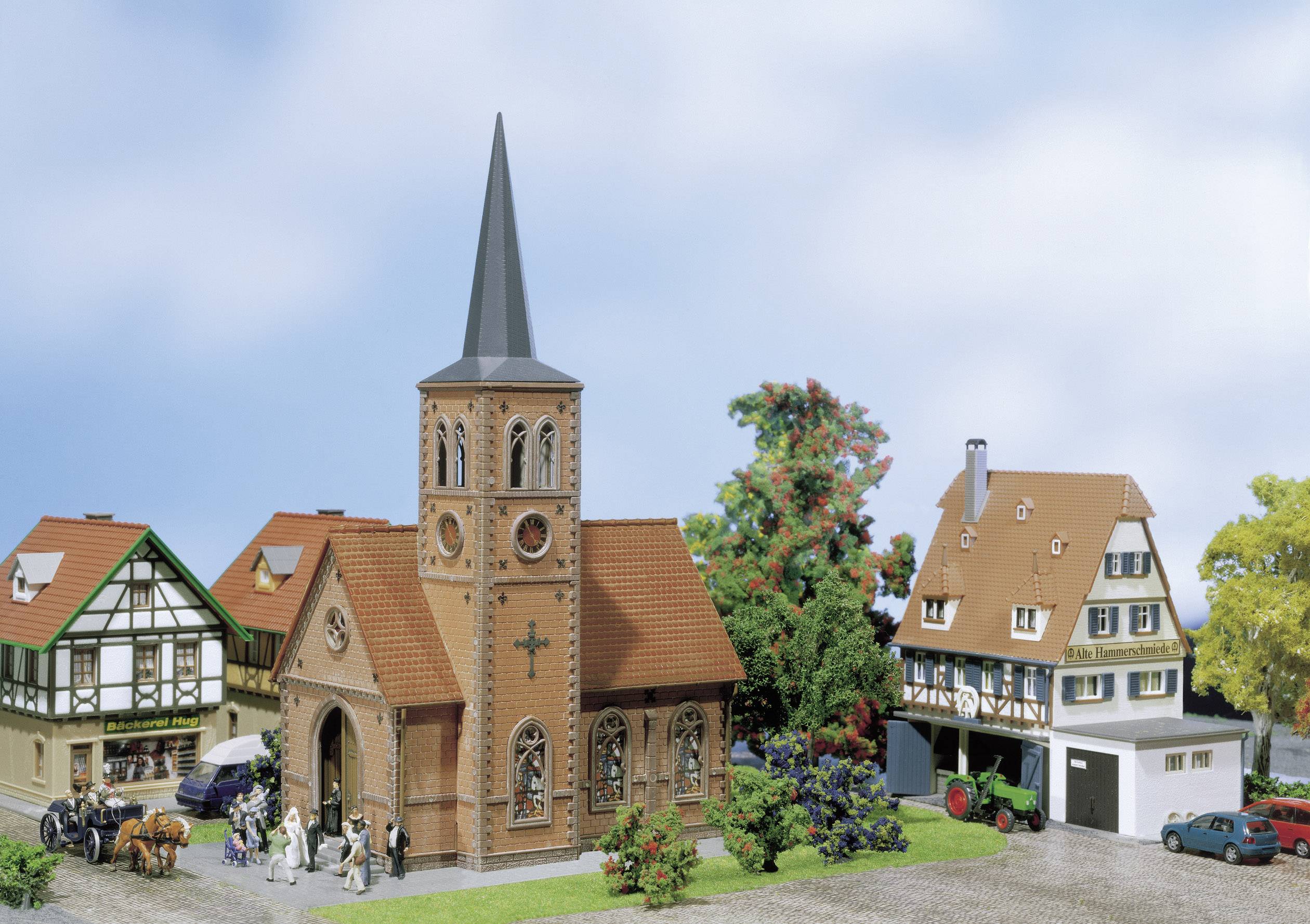 Un piccolo villaggio con una chiesa al centro, circondato da case a graticcio. Persone passeggiano sui sentieri, con una carrozza trainata da cavalli in primo piano.