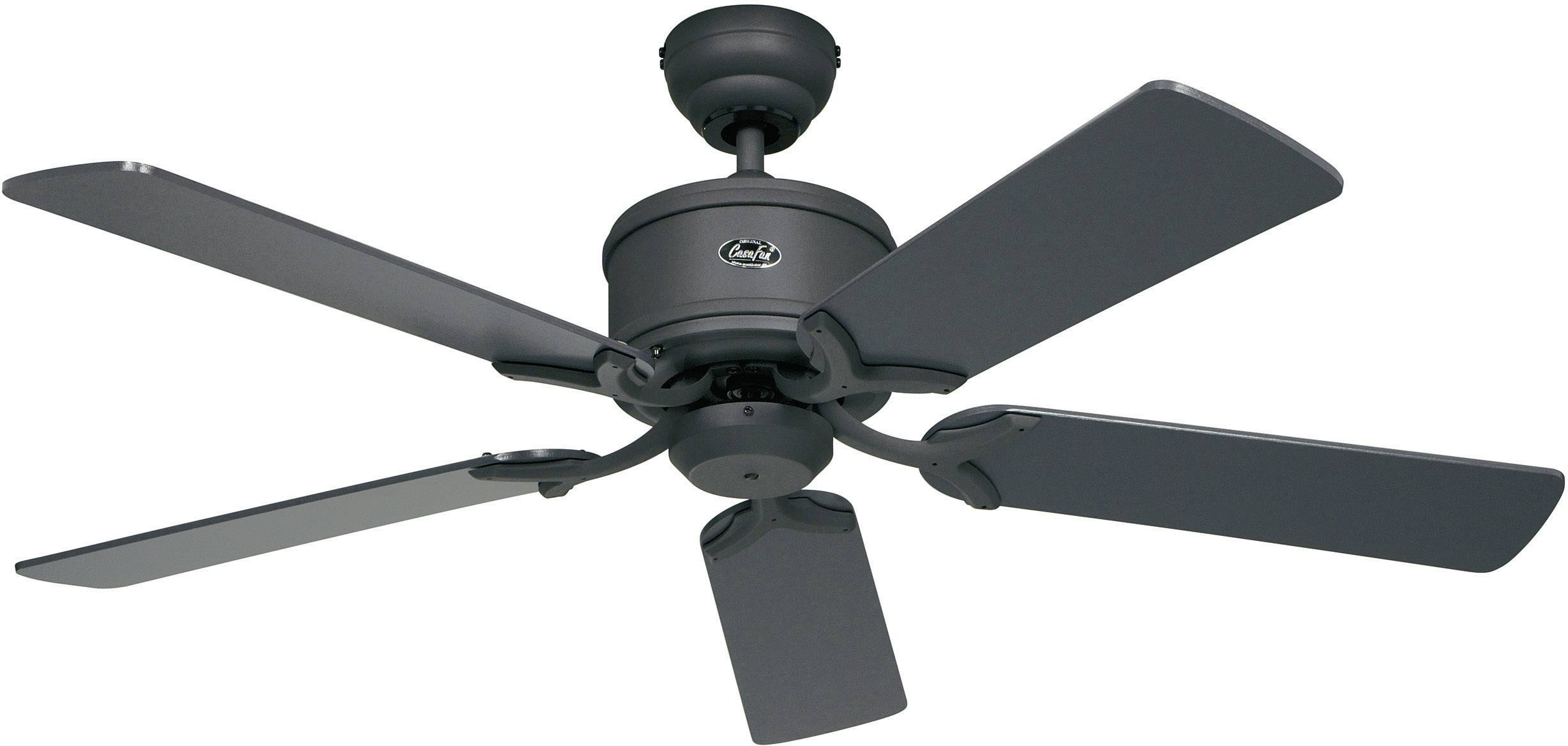 Un ventilatore da soffitto nero con cinque pale, montato su un soffitto, ripreso da una prospettiva leggermente laterale.