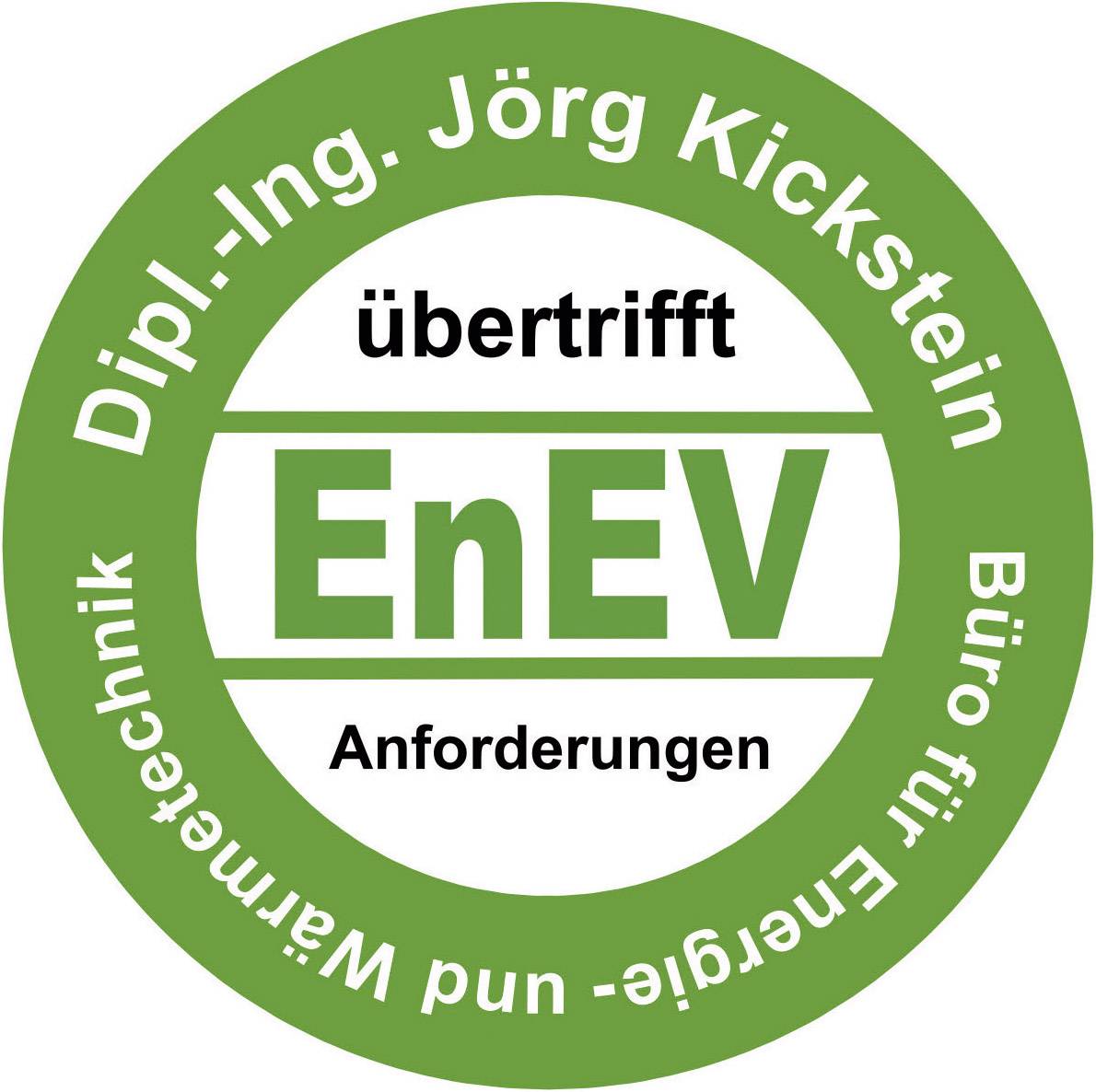 Sigillo verde con la scritta 'supera i requisiti EnEV'. Nel cerchio è scritto 'Dipl.-Ing. Jörg Kickstein Studio di Tecnica Energetica e Termica'.