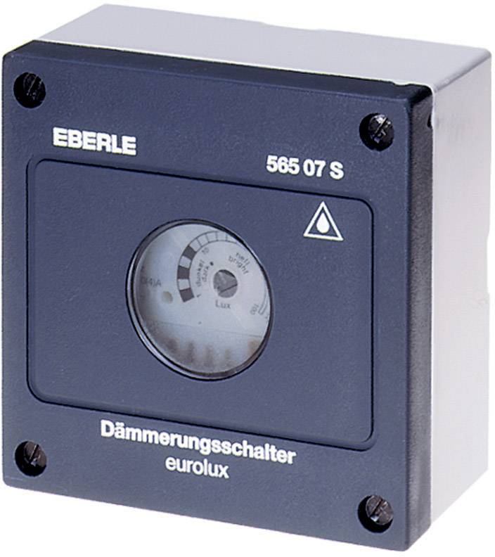 Un interruttore crepuscolare rettangolare con l'etichetta 'EBERLE' e 'eurolux'. Ha un quadrante rotondo per regolare la sensibilità alla luce.