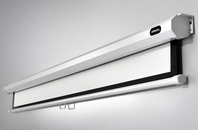 Schermo elettrico con involucro rettangolare su parete grigia, parzialmente abbassato. Perfetto per home cinema o presentazioni.