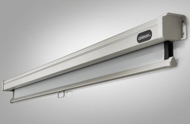Schermo per proiezione motorizzato con cornice bianca, montato su una parete grigia, del marchio 'celexon'.