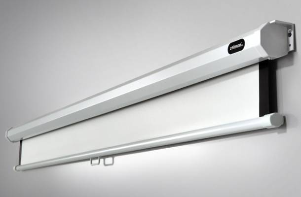 Una scatola bianca per schermo di proiezione montata su una parete, con parte dello schermo dispiegato visibile.