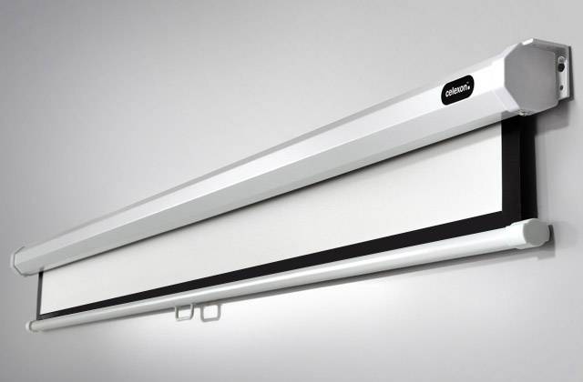 Schermo elettrico parzialmente arrotolato, montato su una parete grigia. Ideale per home cinema o presentazioni.