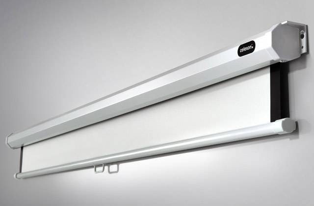 Schermo di proiezione rettangolare argentato montato su parete grigia, parzialmente arrotolato. Nome del marchio visibile in alto a destra.