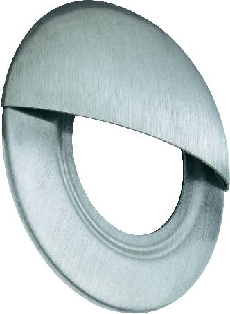 Anello nero ovale con un'apertura diagonale, dal design moderno e astratto, sospeso liberamente su uno sfondo bianco.