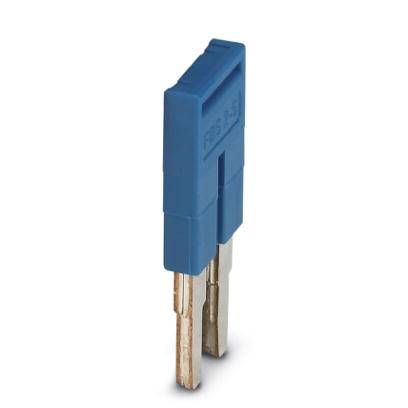 Un tappo di sicurezza blu con poli metallici, in posizione verticale, su uno sfondo bianco. Sviluppato per connessioni elettriche.
