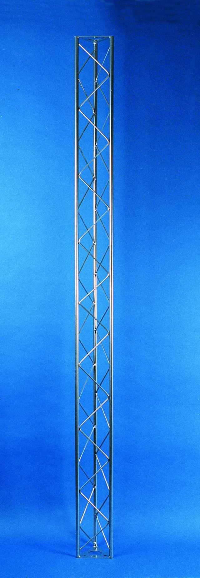 Un'alta e stretta struttura metallica con rinforzi a croce su uno sfondo blu.