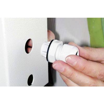 Una mano fissa un pressacavo bianco su un involucro metallico con due fori.