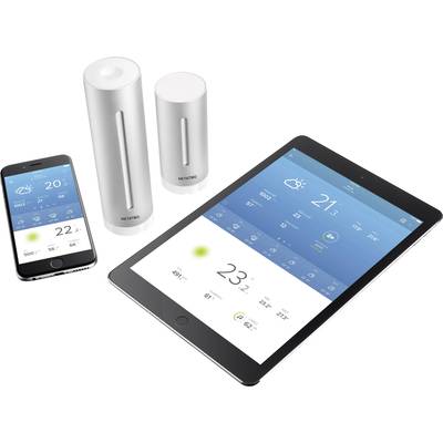 Un tablet e uno smartphone mostrano app di dati meteorologici con temperatura, umidità e previsioni del tempo. Accanto ci sono due stazioni meteo bianche.