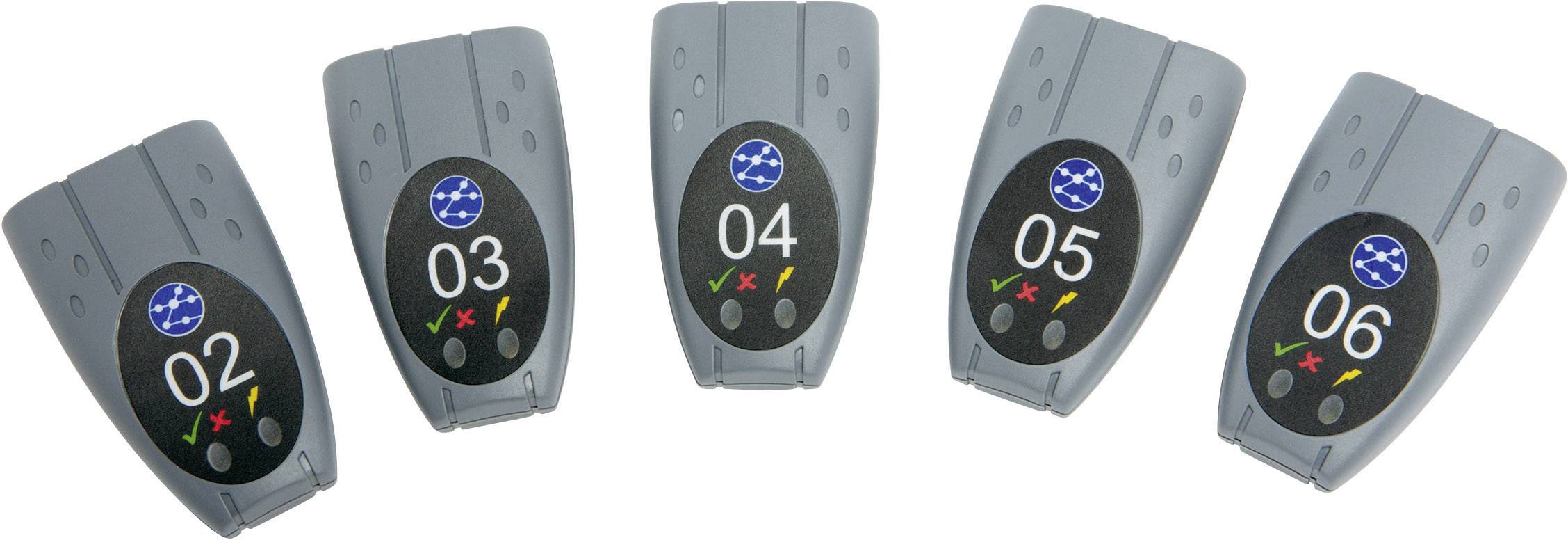 Cinque telecomandi grigi con numeri da 02 a 06 e simboli colorati per le funzioni. Sono disposti in una linea leggermente curva.