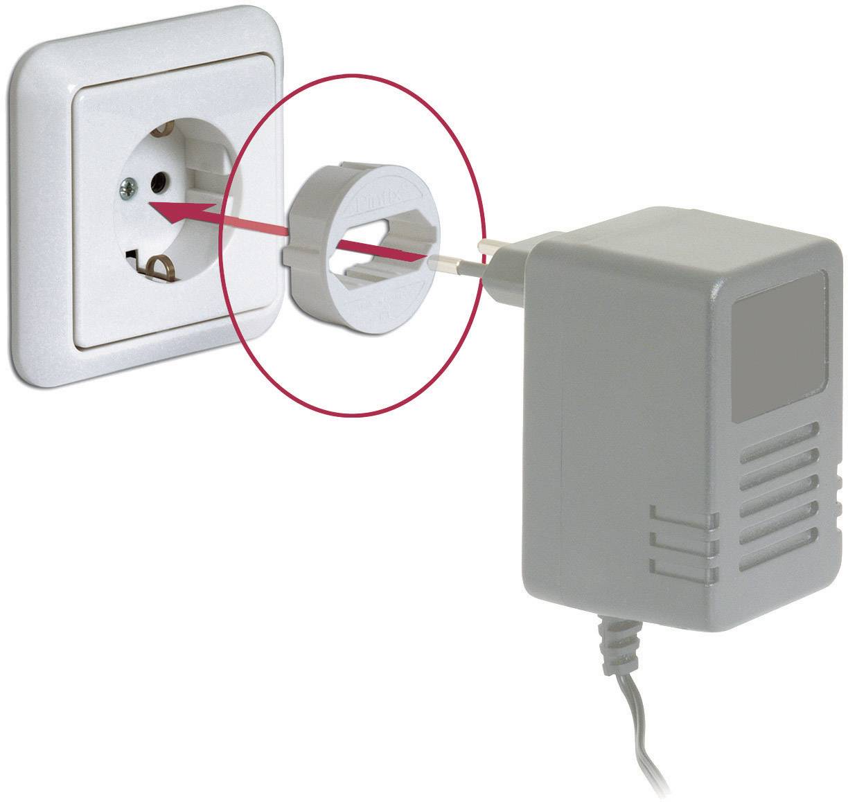 Un adattatore viene inserito in una presa elettrica bianca, accanto a un caricabatterie grigio con una freccia rossa che punta sull'adattatore.