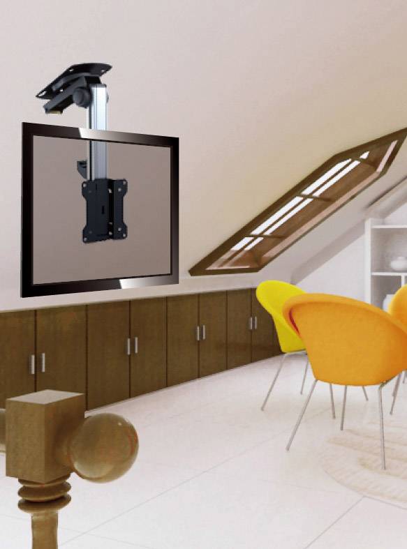 Un televisore è fissato con un supporto su un soffitto inclinato. Nella stanza ci sono sedie color arancione brillante davanti a una finestra.