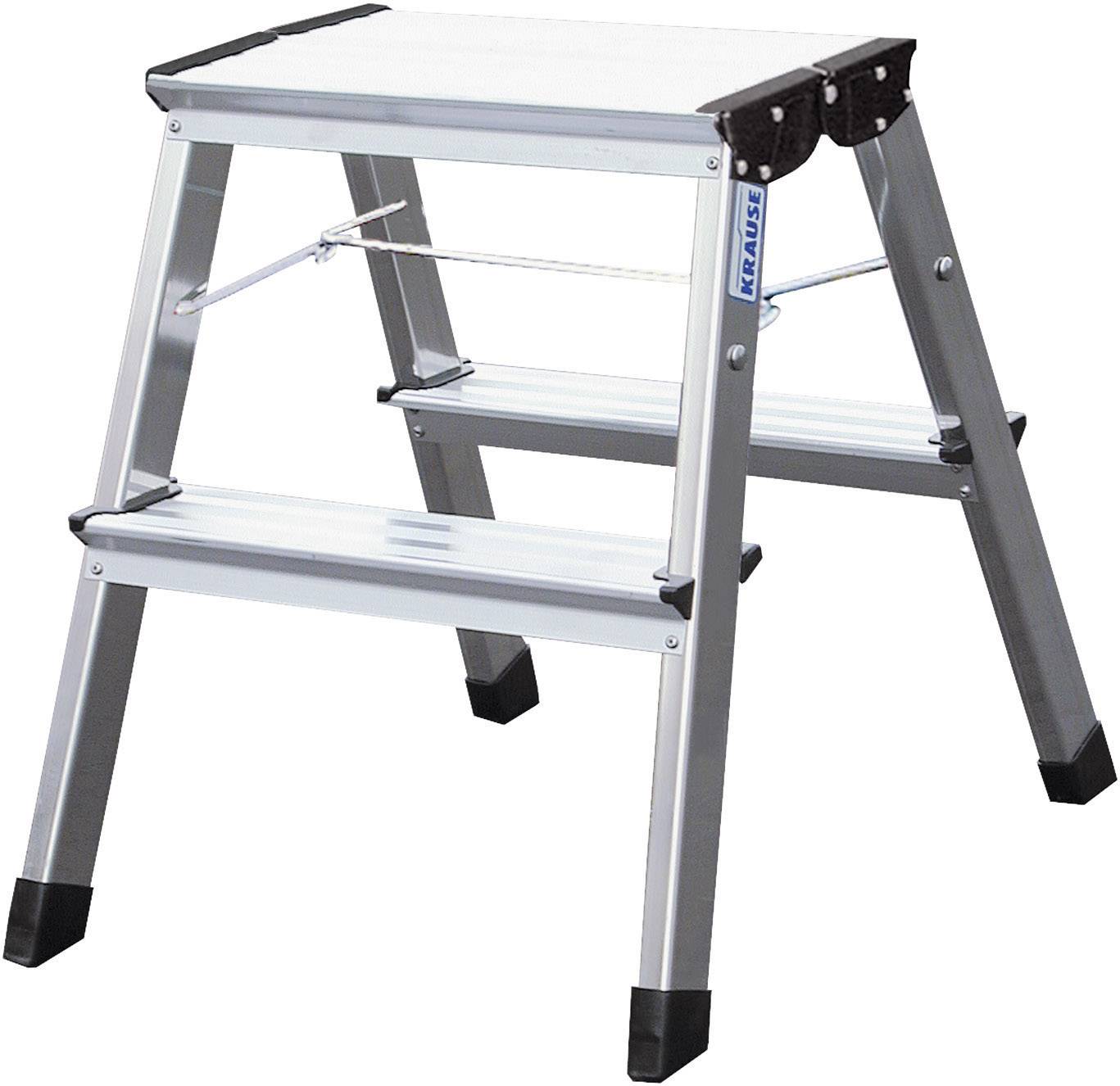 Scala a due gradini in alluminio, visibile da una prospettiva laterale. Adatta per uso interno per aumentare la portata.
