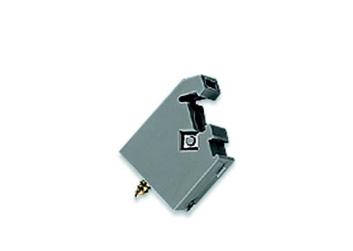 Un componente in plastica grigio, rettangolare, con contatto metallico, probabilmente un connettore elettrico o un supporto, su sfondo bianco.
