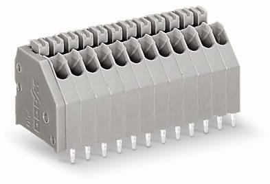 Un connettore grigio multipolare con più pin, adatto per circuiti elettronici. Vista laterale, mostra la disposizione dei contatti e gli elementi di fissaggio.