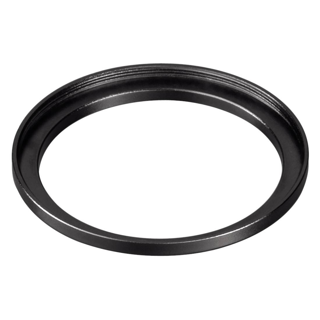 Un anello nero in metallo su sfondo bianco. L'anello è liscio e rotondo, probabilmente parte di un'attrezzatura fotografica.