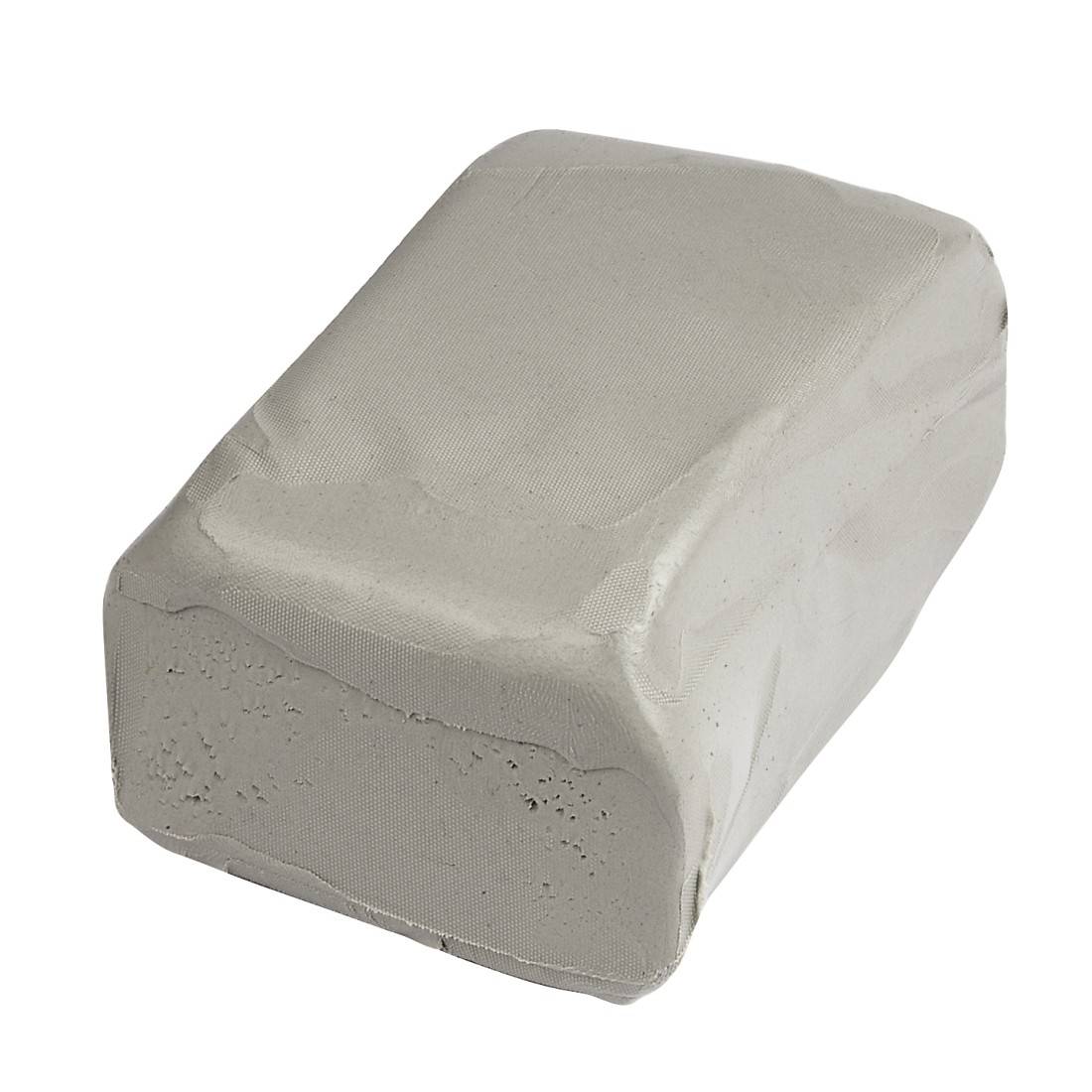 Un blocco grigio di argilla su sfondo bianco, pronto per la scultura o la ceramica.