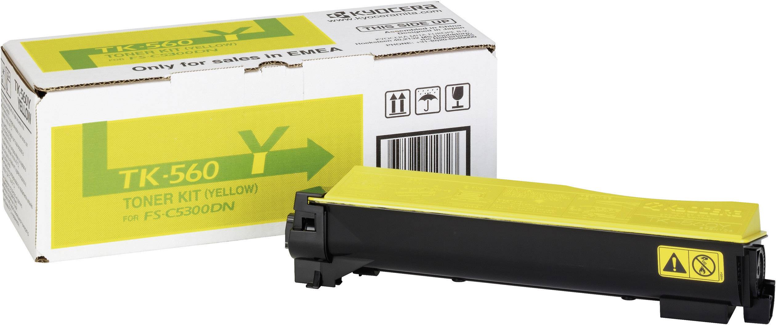 Una cartuccia toner gialla TK-560 di Kyocera prima del confezionamento, etichettata con 'Solo per la vendita in EMEA'.