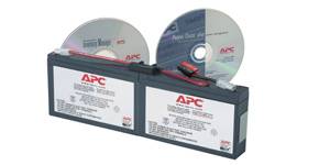 Due batterie con il logo APC affiancate, accanto a due CD con software.