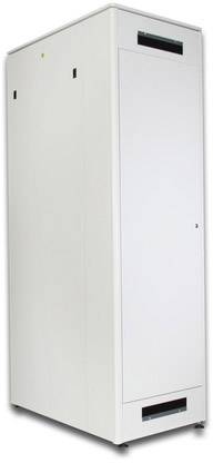 Un armadio metallico bianco alto, con porta chiusa, adatto per lo stoccaggio o come rack server in un ambiente d'ufficio.