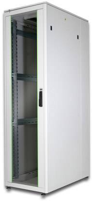 Un armadio rack server bianco con porta in vetro, adatto per attrezzature di rete o server in data center o locali IT.