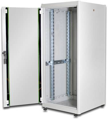 Un armadio server o di rete aperto e vuoto con porta in vetro, idoneo per apparecchiature IT, con telaio e guide in metallo.