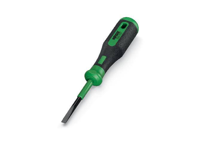 Cacciavite con impugnatura verde ergonomica e lama piatta, raffigurato su sfondo bianco.