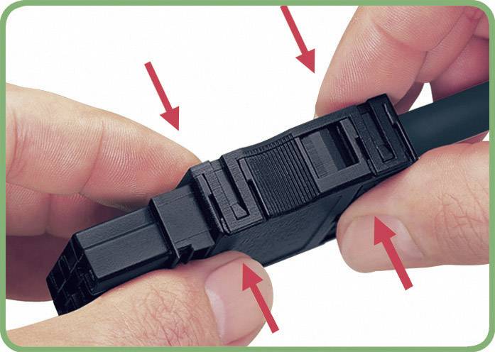 Mani che tengono un connettore nero in plastica, con frecce rosse che indicano diverse parti del connettore. Istruzioni per il corretto collegamento.