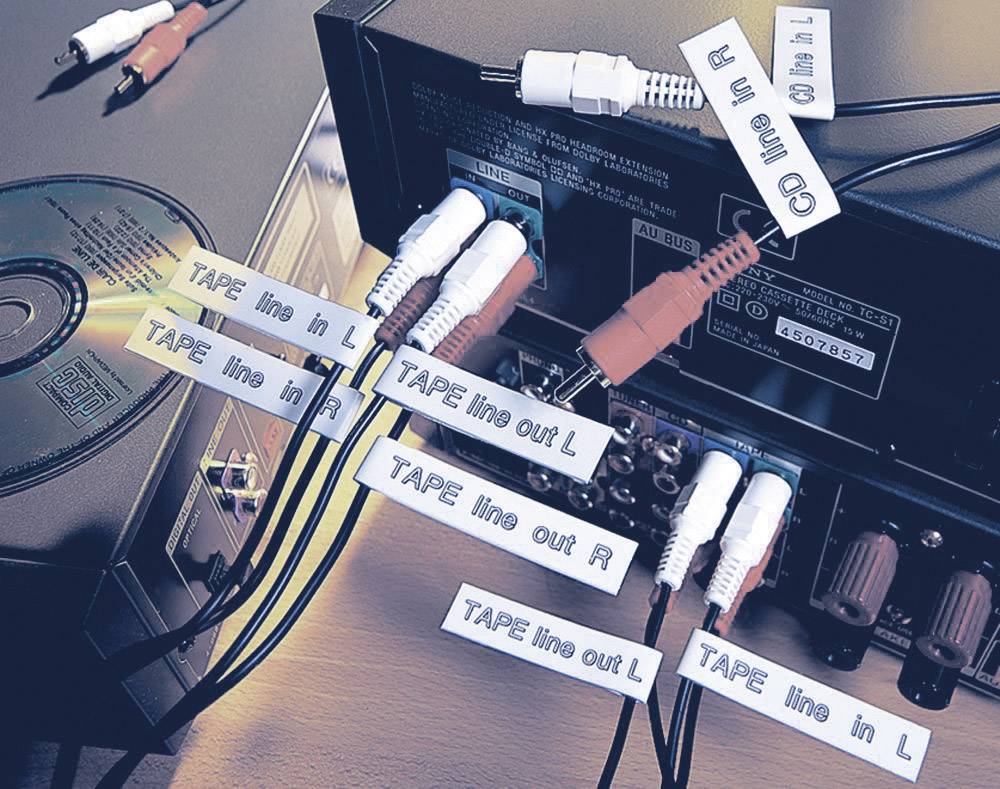 Diversi cavi audio sono inseriti nel retro di un amplificatore, etichettati come 'CD line in' e 'TAPE line in/out'. Un lettore CD è posizionato accanto.