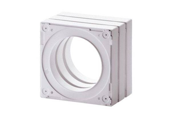 Anello adattatore bianco, quadrato, con più strati, probabilmente utilizzato per collegare tubi o componenti elettrici.